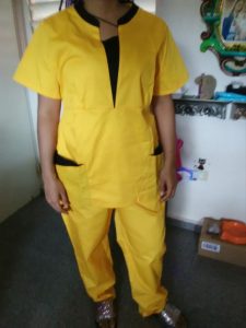 Muy hermoso el uniforme color amarillo. Lo mandé a buscar size XL Regular y me quedo muy bien.